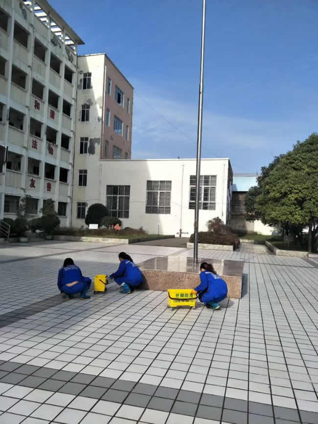 贵阳市白云区第七中学广场的地面防滑处理