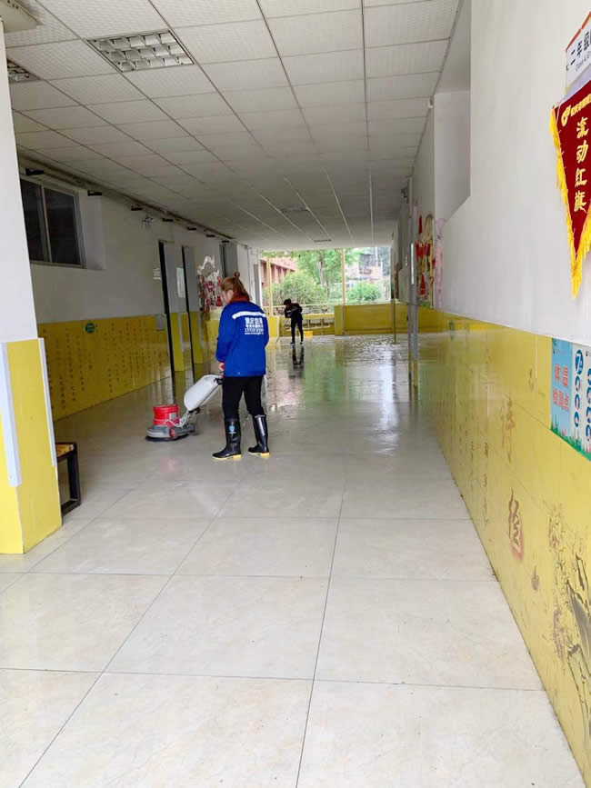 重庆市大渡口区钢城实验学校全方位地面防滑处理